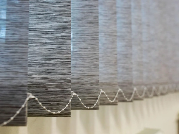 Dvojfarebné vertikálne žalúzie - látka KAMERUN BO (zatemňujúca) 5